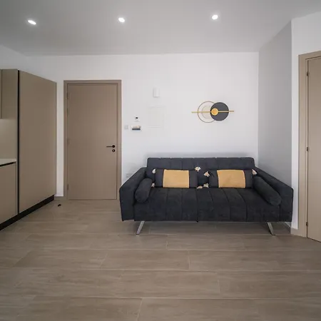 Skyline Luxury Studio, Ermou Walking Distance To Finikoudes Larnaca